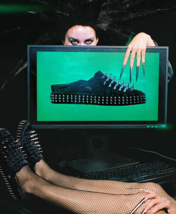 takapotku muuli stud slip lenkkariin naiset Keds x Maisie Wilen jalkineet D42LD56 musta